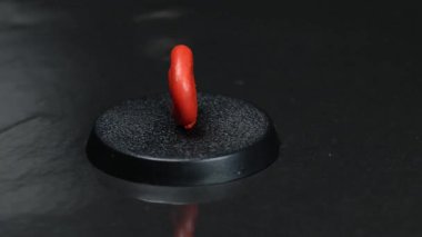 Kırmızı salyangoz parçası. Çocuklar için sanat etkinliği. Güzel motor beceriler, yaratıcılık ve hobi. Bebekler için duyusal oyun.