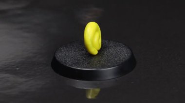 Sarı salyangoz parçası. Çocuklar için sanat etkinliği. Güzel motor beceriler, yaratıcılık ve hobi. Bebekler için duyusal oyun.