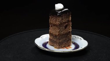 Beyaz arkaplanlı çikolatalı kekin yakın plan fotoğrafı.