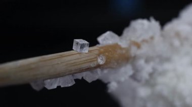 Tahta üzerinde mineral kristalleri var.