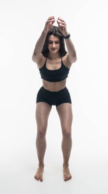 Kafasında halterler olan bir kadın.