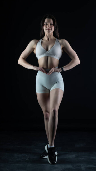 Подходящая женщина в платье
