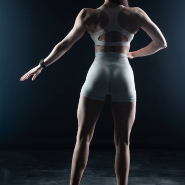 spor elbiseli genç bir kadın.