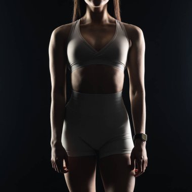 Spor elbiseli kızın portresi..