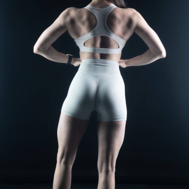 Beyaz iç çamaşırlı bayan sporcu elinde dambıllarla.