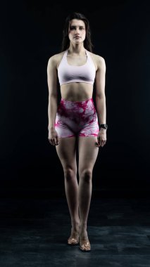 bir ip ile egzersizleri yapıyor kadın.