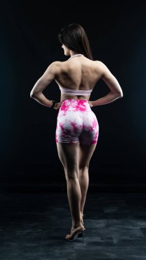 Mükemmel vücudu olan güzel bir fitness kadını. Siyah arka planda izole edilmiş. tam uzunluk.