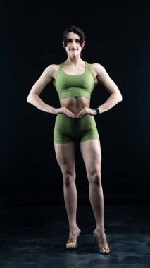 Kaslı vücutlu güzel bir kadın.