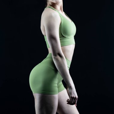 Siyah arka planda iç çamaşırlı güzel bir kadın.