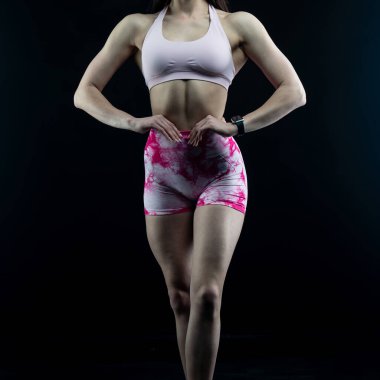 Egzersiz yapan genç kadın.