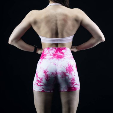 Pembe kurdeleli bayan sporcunun arka plan görüntüsü