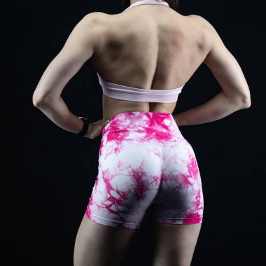 Pembe sutyenli, beyaz tişörtlü güzel bir kız.