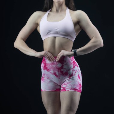 Stüdyoda güzel bir fitness kadını.