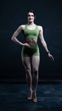 Mükemmel vücutlu bir kadının tam boy portresi..