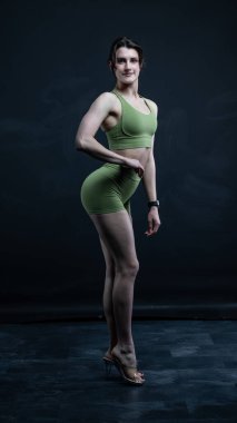 İç çamaşırlı güzel bir kadın stüdyoda poz veriyor.