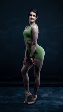 Siyah takım elbiseli güzel, genç bir atletik kadın.