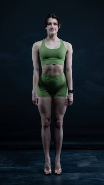 Güçlü vücutlu genç bir atletik kadın.