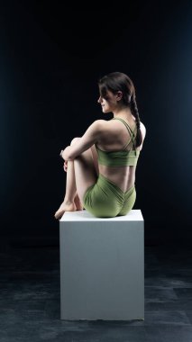 Vücut geliştirme pozisyonunda genç bir kadın