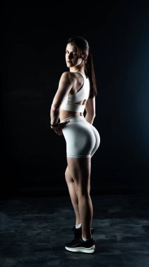 Stüdyoda poz veren siyah şortlu kadın..