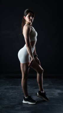 Stüdyoda poz veren güzel bir kadın.