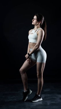 Beyaz spor elbiseli, halterli güzel bir kadın..