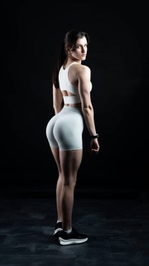 Güzel atletik esmer kadın