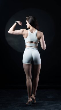 Beyaz iç çamaşırı studio poz genç kadın