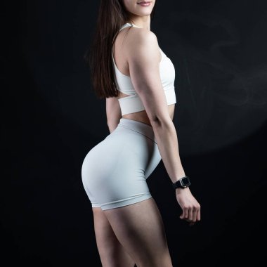 Siyah arka planda fotokopi alanı olan genç atletik kadın