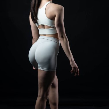 Beyaz iç çamaşırlı ve beyaz elbiseli bir kadın..