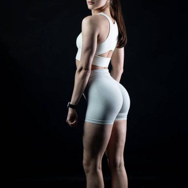 Beyaz spor figürlü kadın.