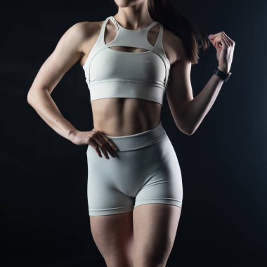 Beyaz iç çamaşırlı fitness kadını