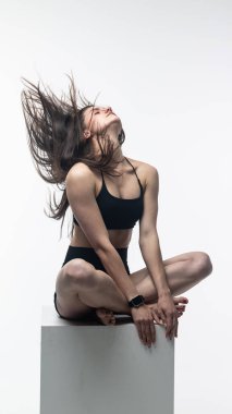 Stüdyoda poz veren genç ve güzel bir dansçı.