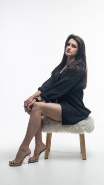 Stüdyoda poz veren genç, güzel esmer model.