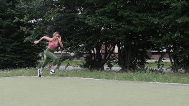 Şehirde güzel bir kız.