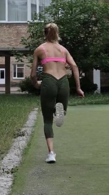 Sokakta koşan bir kadın