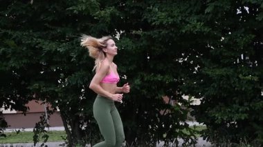 Genç güzel kadın parkta germe