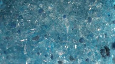 Beyaz arkaplanda siyah mineral var.