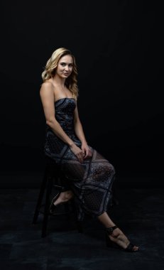 kadın stüdyoda poz.