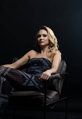 Genç sarışın kadın stüdyoda poz