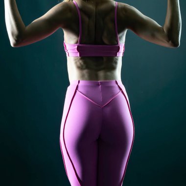 Uygun kadın dumbbells ile yapıyor