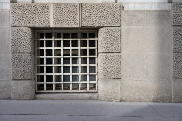 刑務所の刑務所のための概念として鉄の棒で禁止され ロックされている巨大な窓の大きな白いブロックで作られた歴史的なファサードの閉鎖 — ストック写真