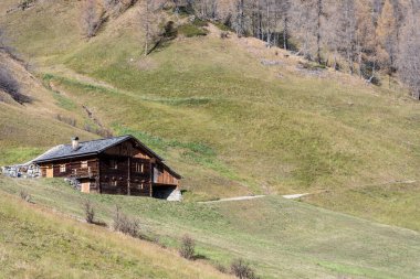 Manzara fotoğrafları, Innervillgratten East Tyrol 'daki çok eski ahşap ahşap kulübe kulübesini dağlarda kökeni ve sadeliği için bir konsept olarak gösteriyor.