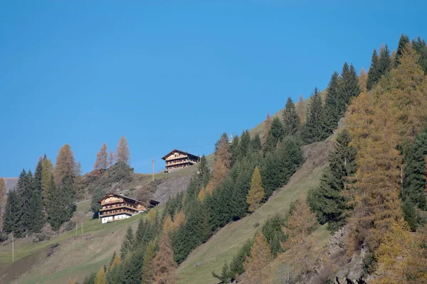 Landschap Steile Bergen Steile Glooiende Weiden Twee Zeer Oude Boerderijen — Stockfoto