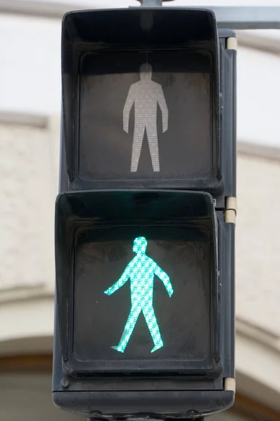 Närbild Grön Fotgängare Siffra Trafikljus Som Ett Koncept För Start — Stockfoto