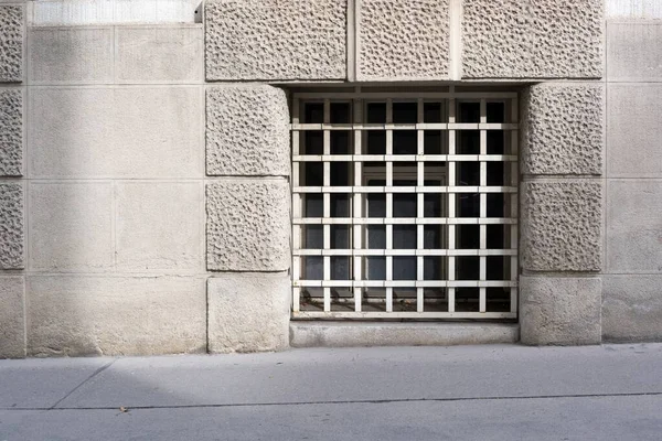 Zblízka Historické Budovy Retro Fasádou Zamřížovaným Oknem Jako Koncepce Uvěznění — Stock fotografie