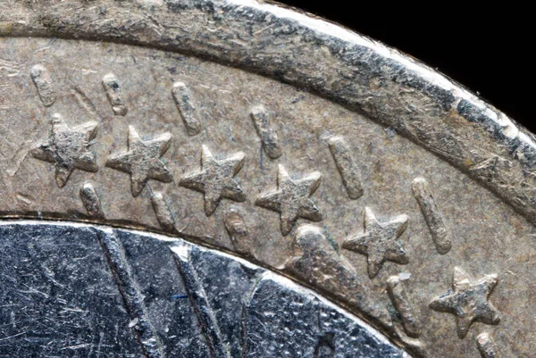 유로의 바이메탈 동전에 그룹에 부분적 가까운 금융의 개념으로 명확하게 보이는 — 스톡 사진
