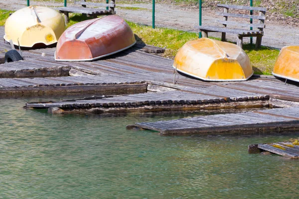 Dilapidado Molhe Madeira Abandonado Com Botes Remos Velhos Coloridos Cabeça — Fotografia de Stock