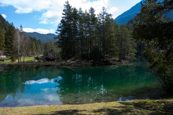 Idylické Horské Jezero Odrazným Povrchem Křišťálově Čistou Vodou Obklopenou Lesními — Stock fotografie