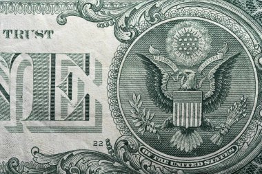 Ekstrem detaylar Amerikan para savaşı ve ekonomi gücü kavramı olarak Amerikan kartal okları ve defne dalları ile bir dolar banknot yakın detay
