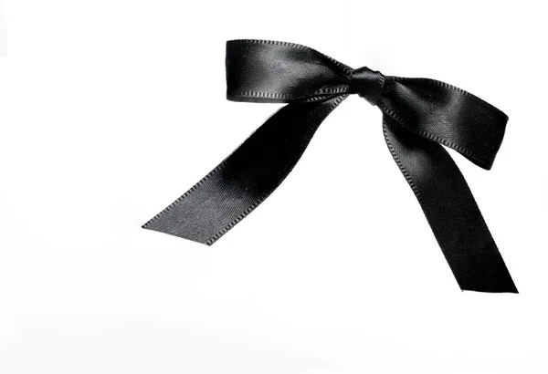 喪失葬儀弔意死委員会のコンセプトとして白い背景に黒い光沢のあるワイドリボンの黒い高貴な弓のループメッシュと離れて渡します — ストック写真